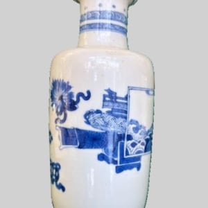 A CHINESE BLUE AND WHITE VASE, Kangxi (1662-1722)
