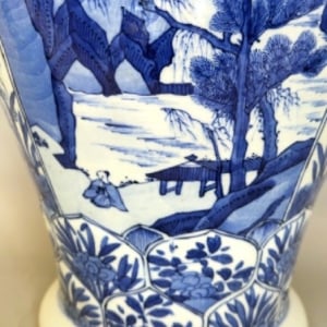 A FINE LARGE CHINESE BLUE AND WHITE BALUSTER VASE AND COVER, Kangxi (1662-1722)