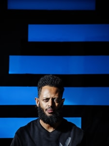 Tariku Shiferaw in the studio. Image courtesy of STUDIO J/P ROBBINS and Addis Fine Art