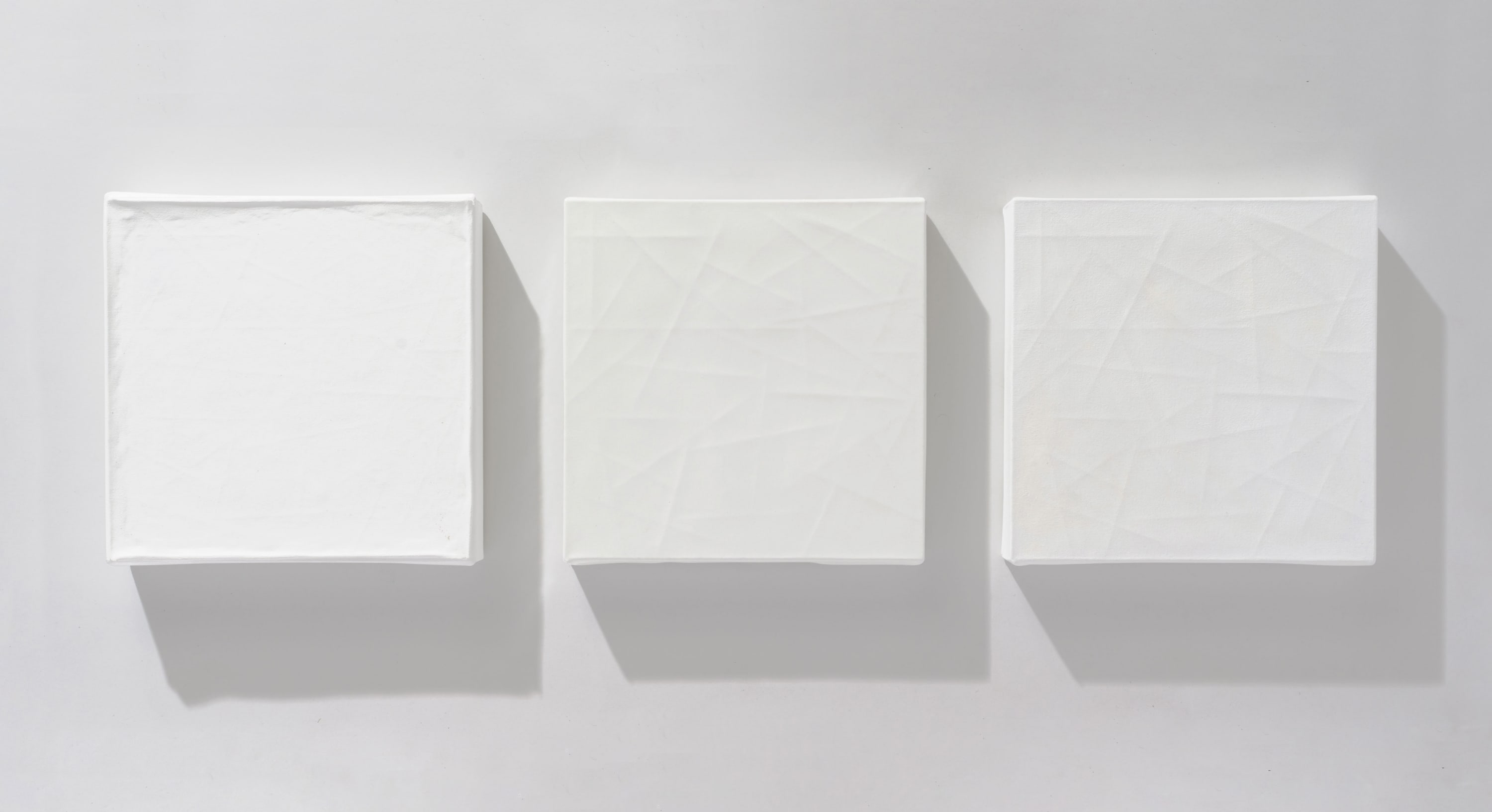 洪藝真 YI-CHEN HUNG 無題 UNTITLED, 2010 壓克力顏料/畫布+烤漆/玻璃纖維 Acrylic on canvas / spray paint on FRP 30 x 30 x 6...
