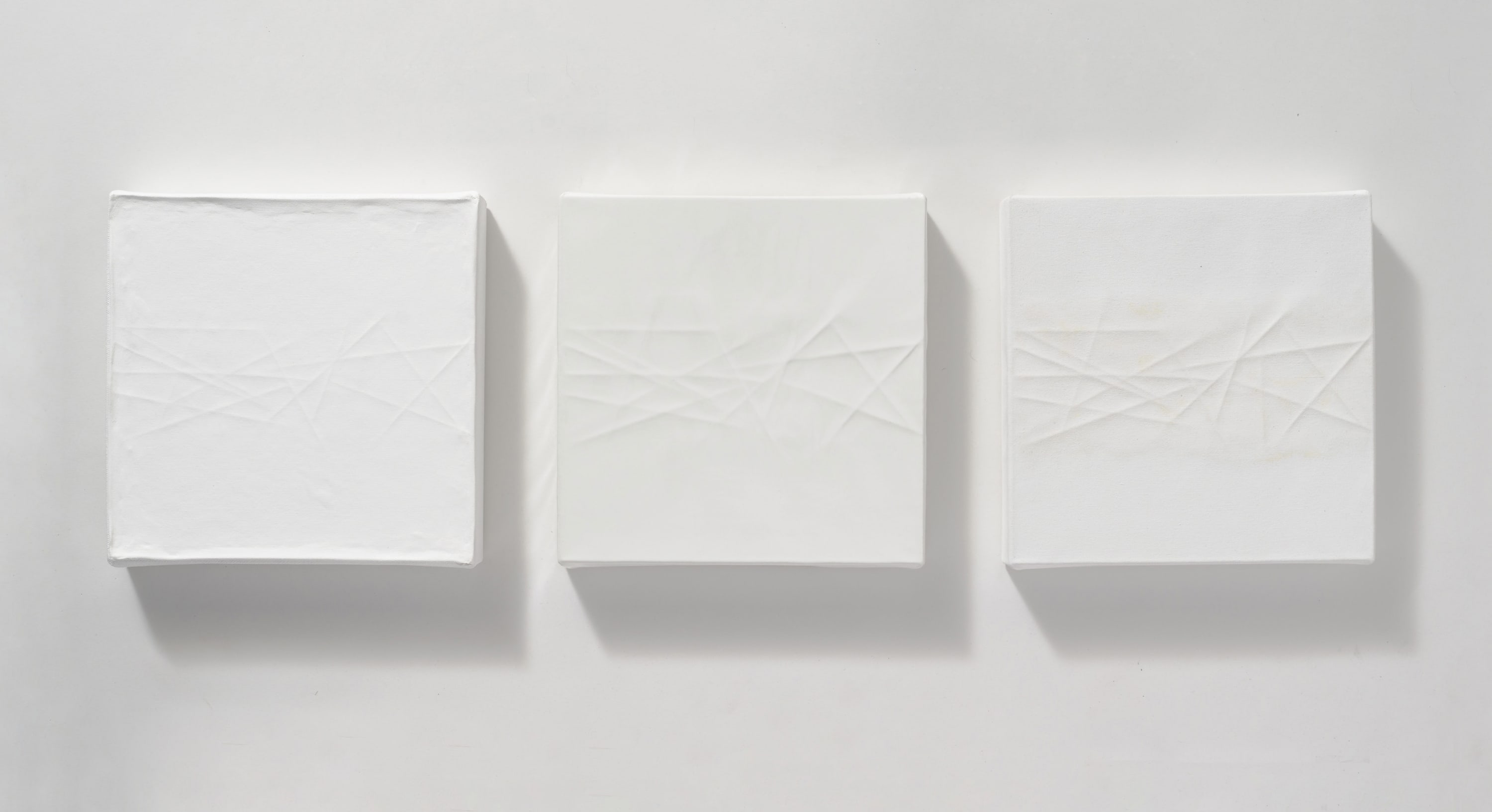 洪藝真 YI-CHEN HUNG 無題 UNTITLED, 2010 壓克力顏料/畫布+烤漆/玻璃纖維 Acrylic on canvas / spray paint on FRP 30 x 30 x 6...