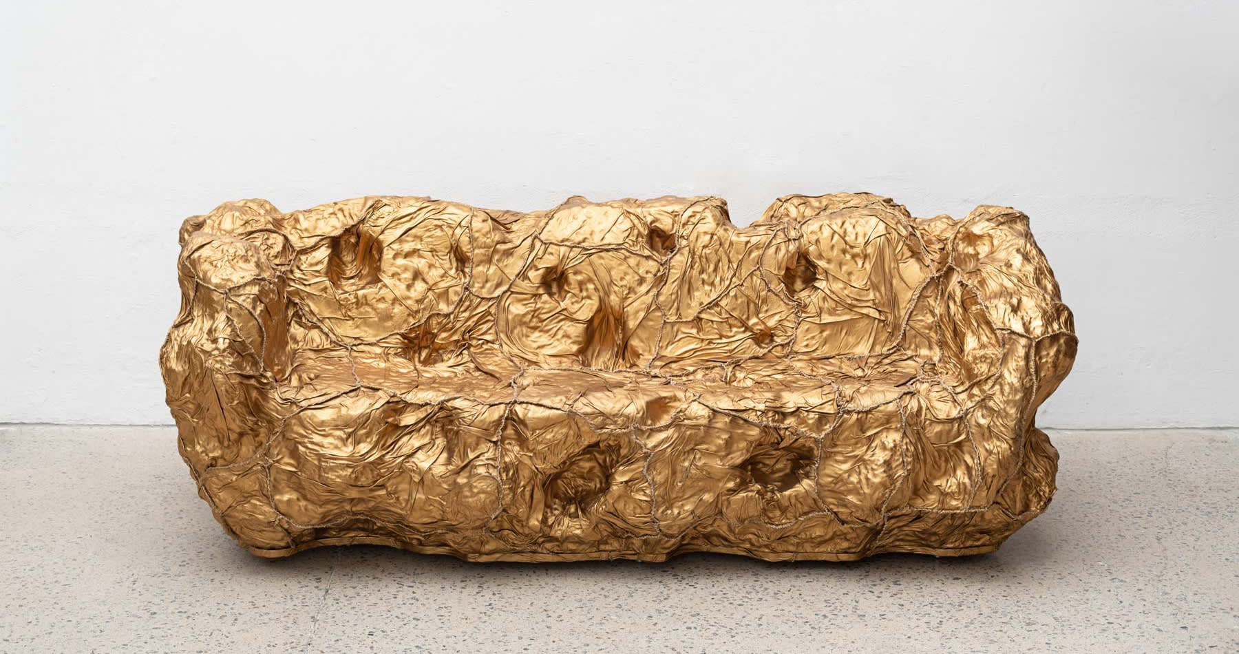 C A M P A N A “Sofá Cratera”, 2022 isopor e couro polystyrene, leather 90 x 243 x 110...