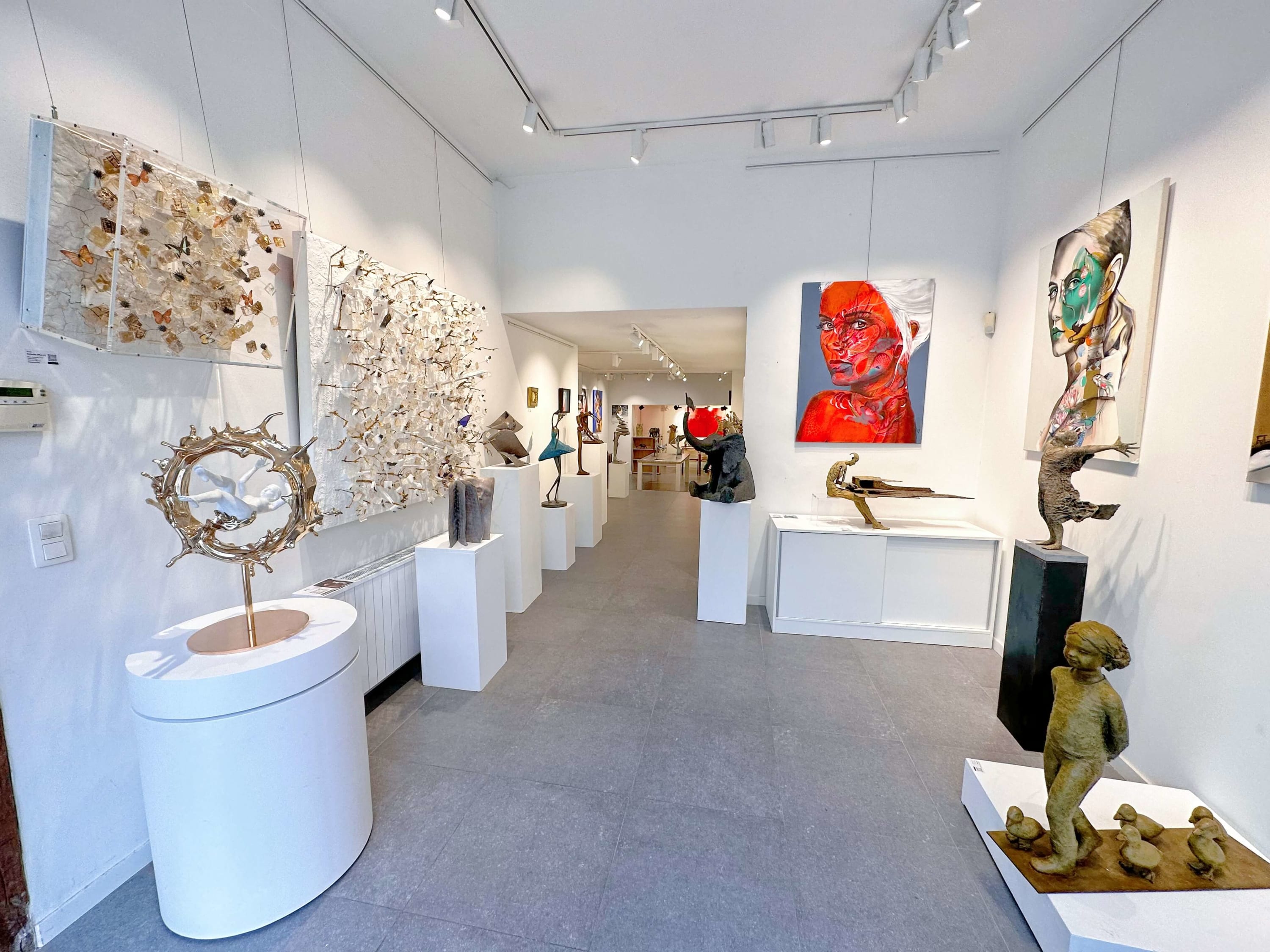 Visitez notre galerie de 100m2 au Mont des Art et à la gare de Bruxelles-Central, A 200m de la Grand-Place...