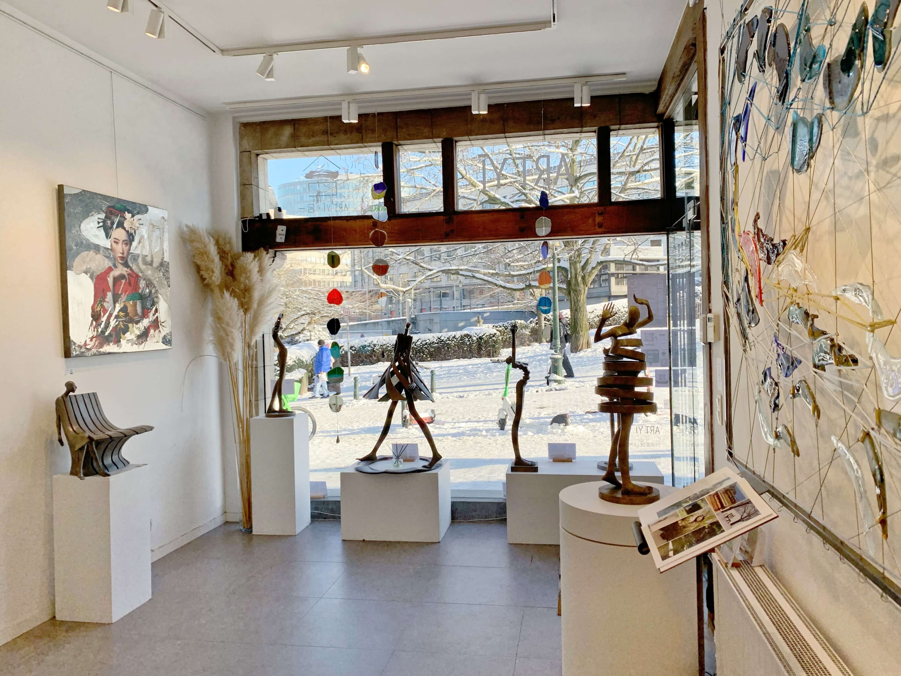 Visitez notre galerie de 100m2 au Mont des Art et à la gare de Bruxelles-Central, A 200m de la Grand-Place...