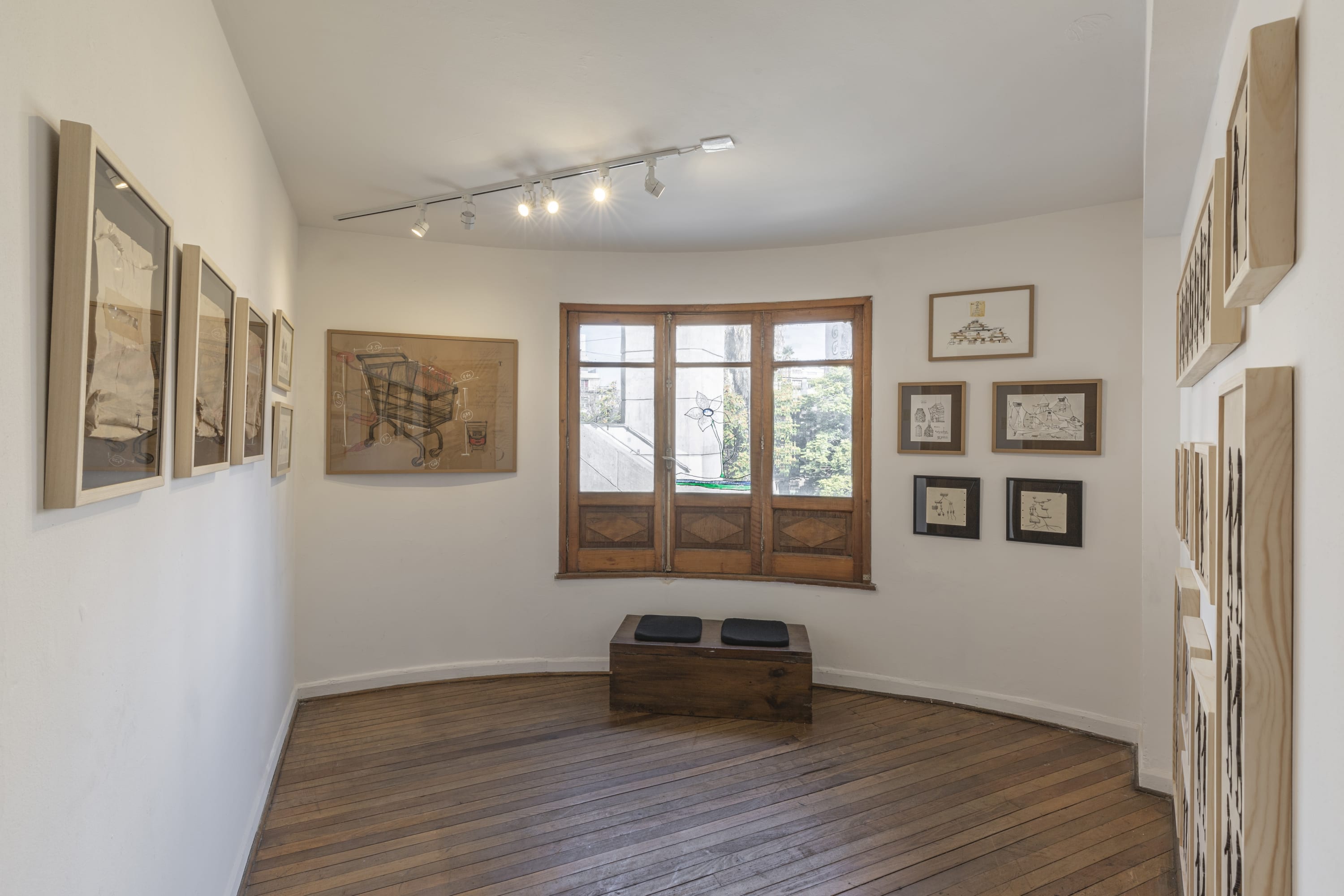 La exposición Comenzar con una Idea reúne imágenes tan distintas como lo son los artistas que las crearon, mostrándonos que...