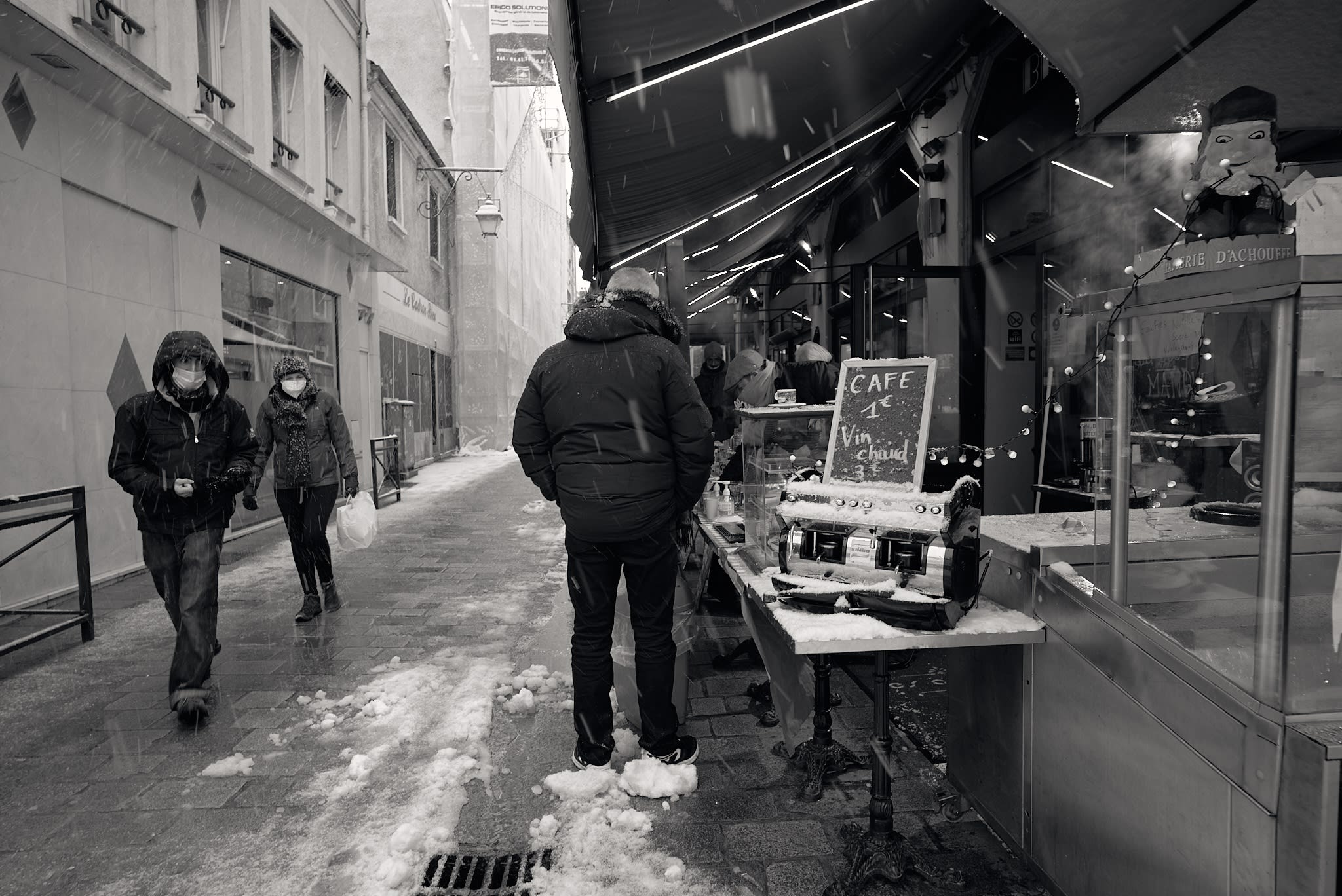 La vie quotidienne à Fontainebleau à l'ombre de la pandémie pendant l'hiver, Survie et Solidarité : Lutte contre la COVID-19...