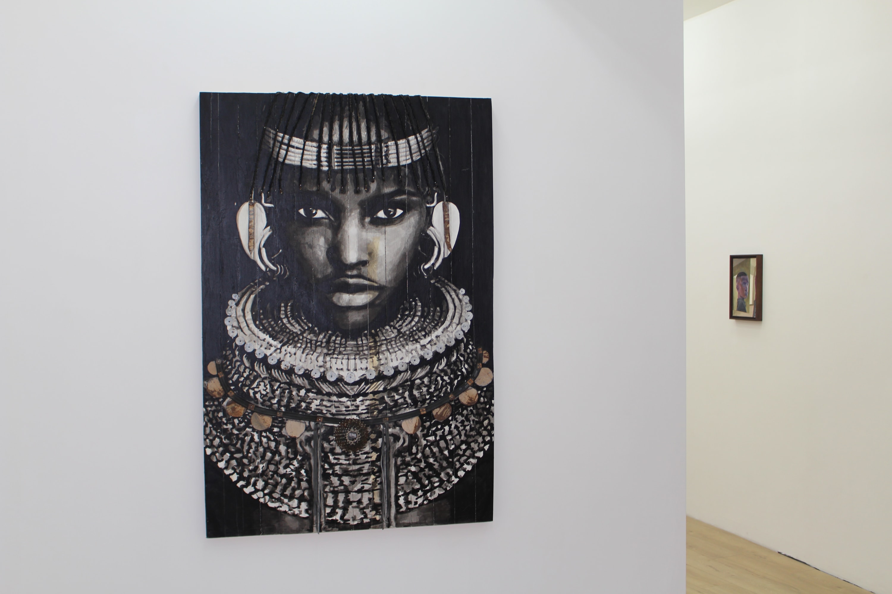 “我很好 - 聚焦身份”在当代肖像的世界中提供了全面的沉浸，捕捉了人类身份的多样性、复杂性和美丽。每位艺术家通过他们独特的语言，为有关自我