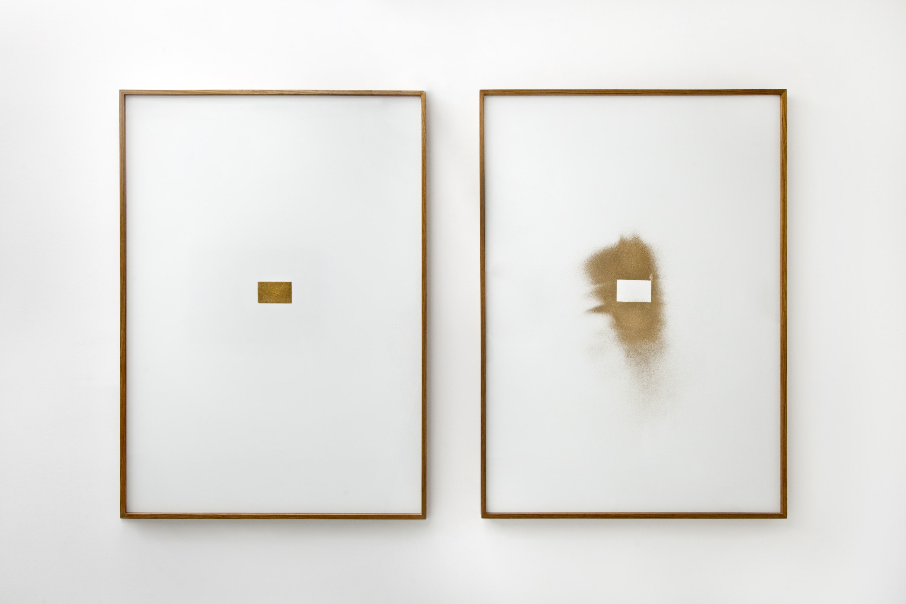 Lais Myrrha Derrama #4, 2019 Derramamento de 20 gramas de pó de ouro sobre papel (Pouring of 20 grams of...