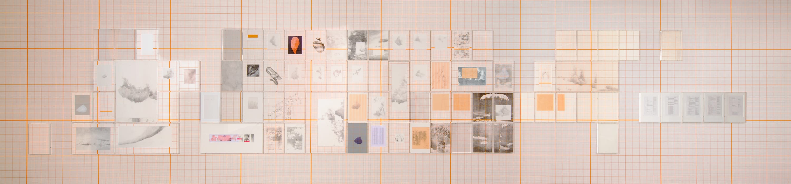 Der Sinn des Wolkenvermessens (Working Title: Wolkenatlas) für Jean-Luc Nancy 鉛筆、水墨、圓珠筆、螢光筆、丙烯顏料、石膏、水性絲印油墨、素描紙、橙色方格紙、有機玻璃 一組八十一件作品,整組裝置:175 x 1013 cm 創作年份,2007年 / 2014年 / 2021年
