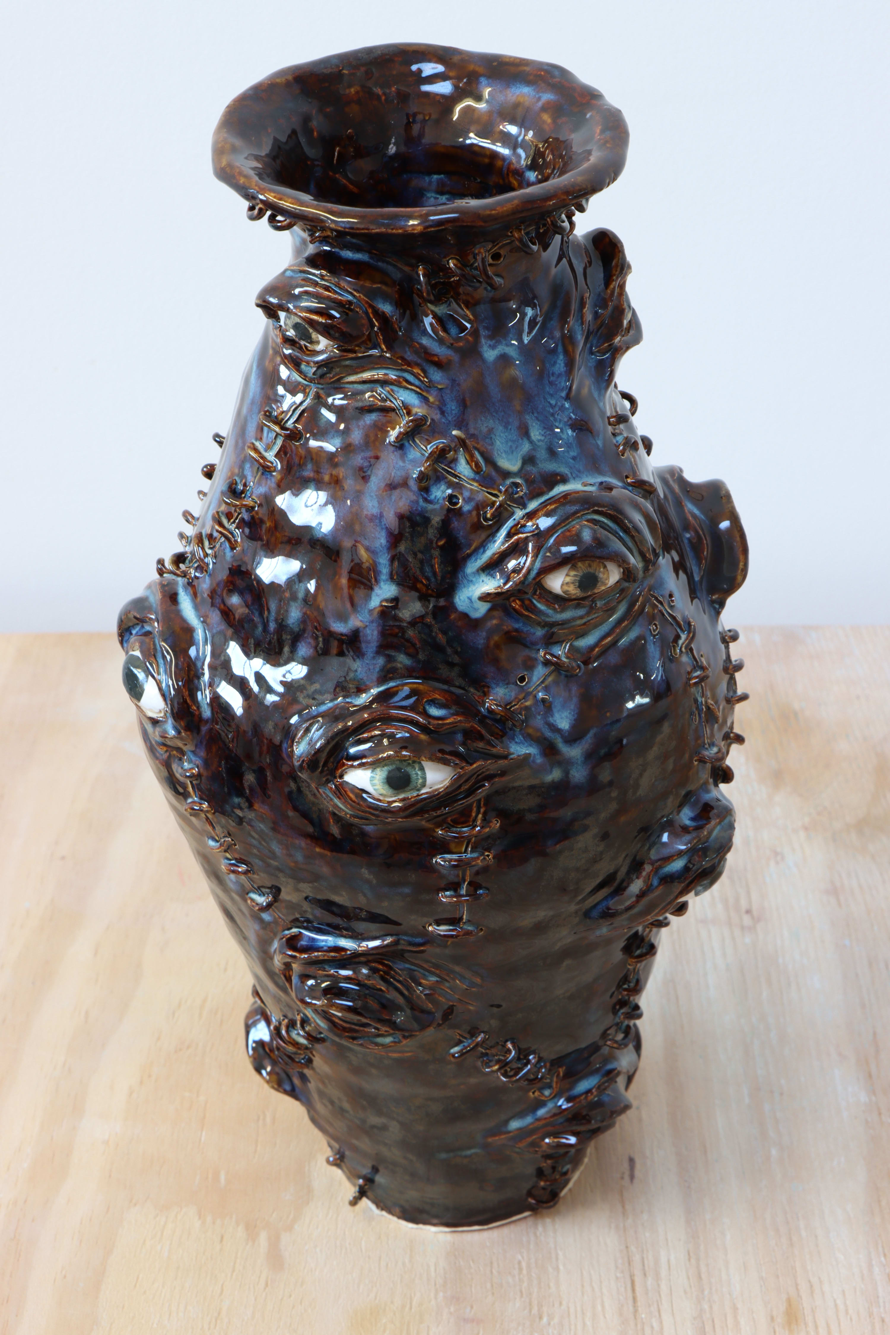 Lindsey MENDICK Bursting at the seams, 2021 Glazed ceramic 40 x 25 cm