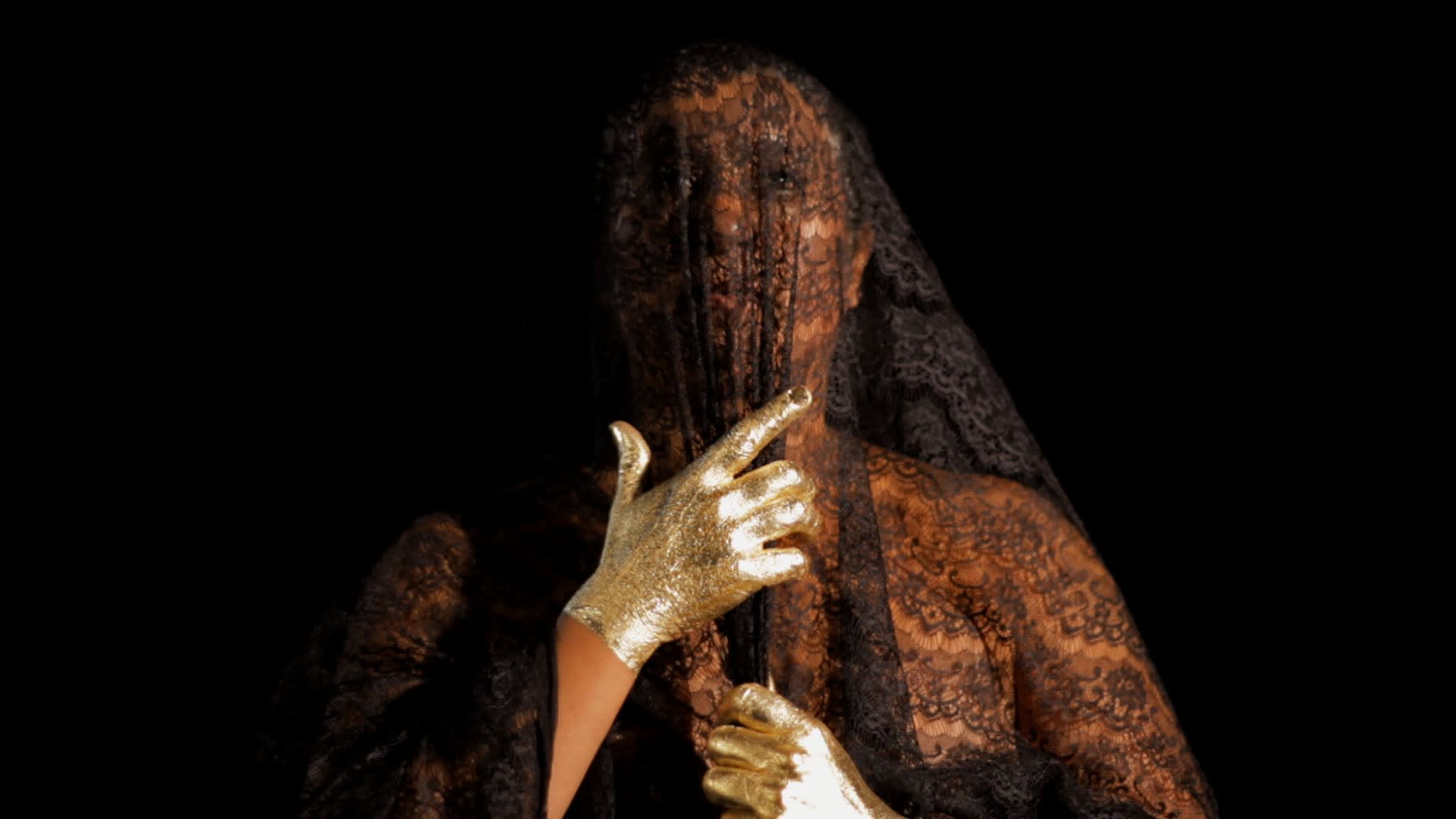 Berni SEARLE Interlaced, 2011 Three-channel video projection HD video, sound, colour, synchronised 8 minutes 30 secs Edition of 5 +...