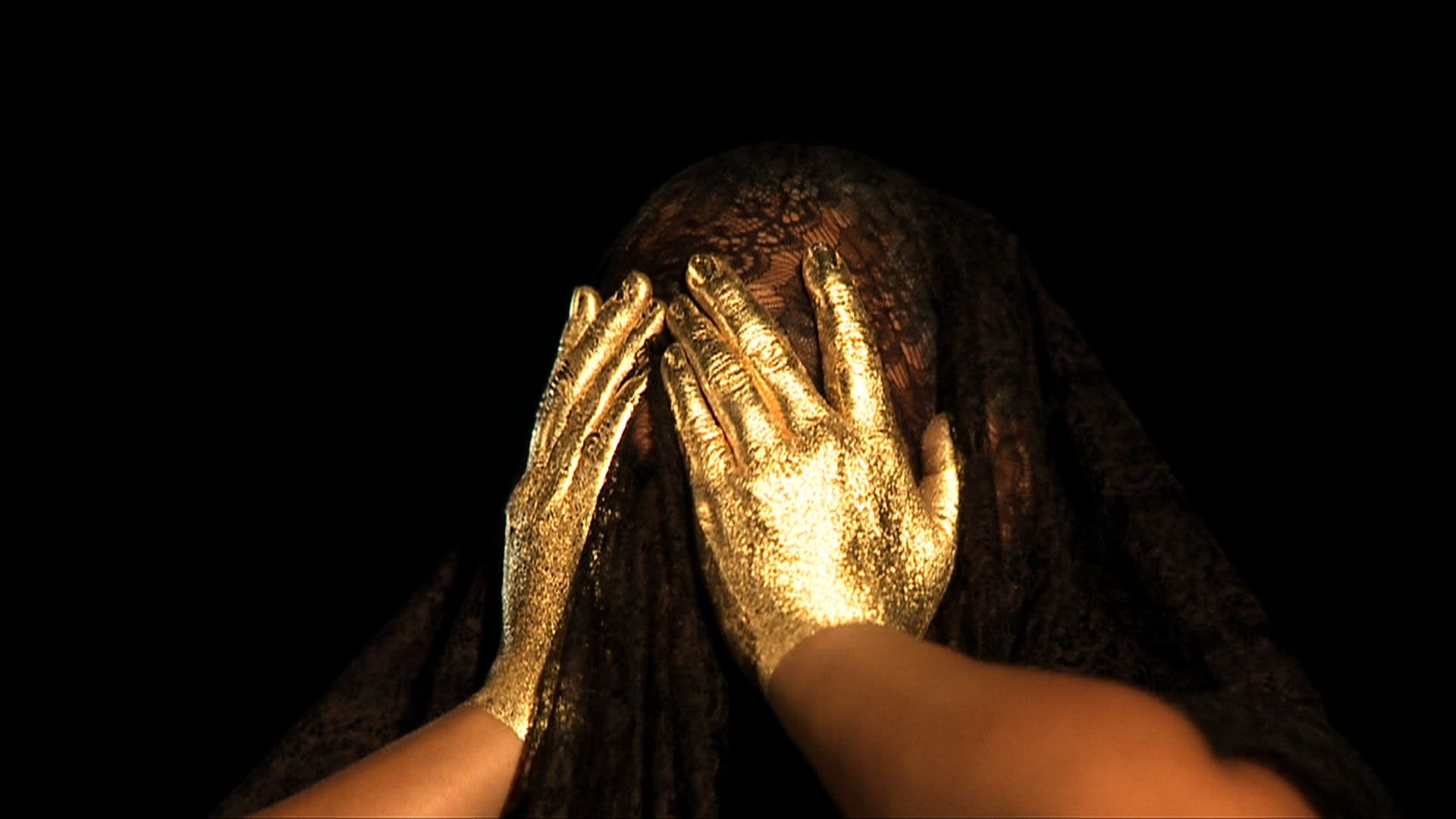 Berni SEARLE Interlaced, 2011 Three-channel video projection HD video, sound, colour, synchronised 8 minutes 30 secs Edition of 5 +...