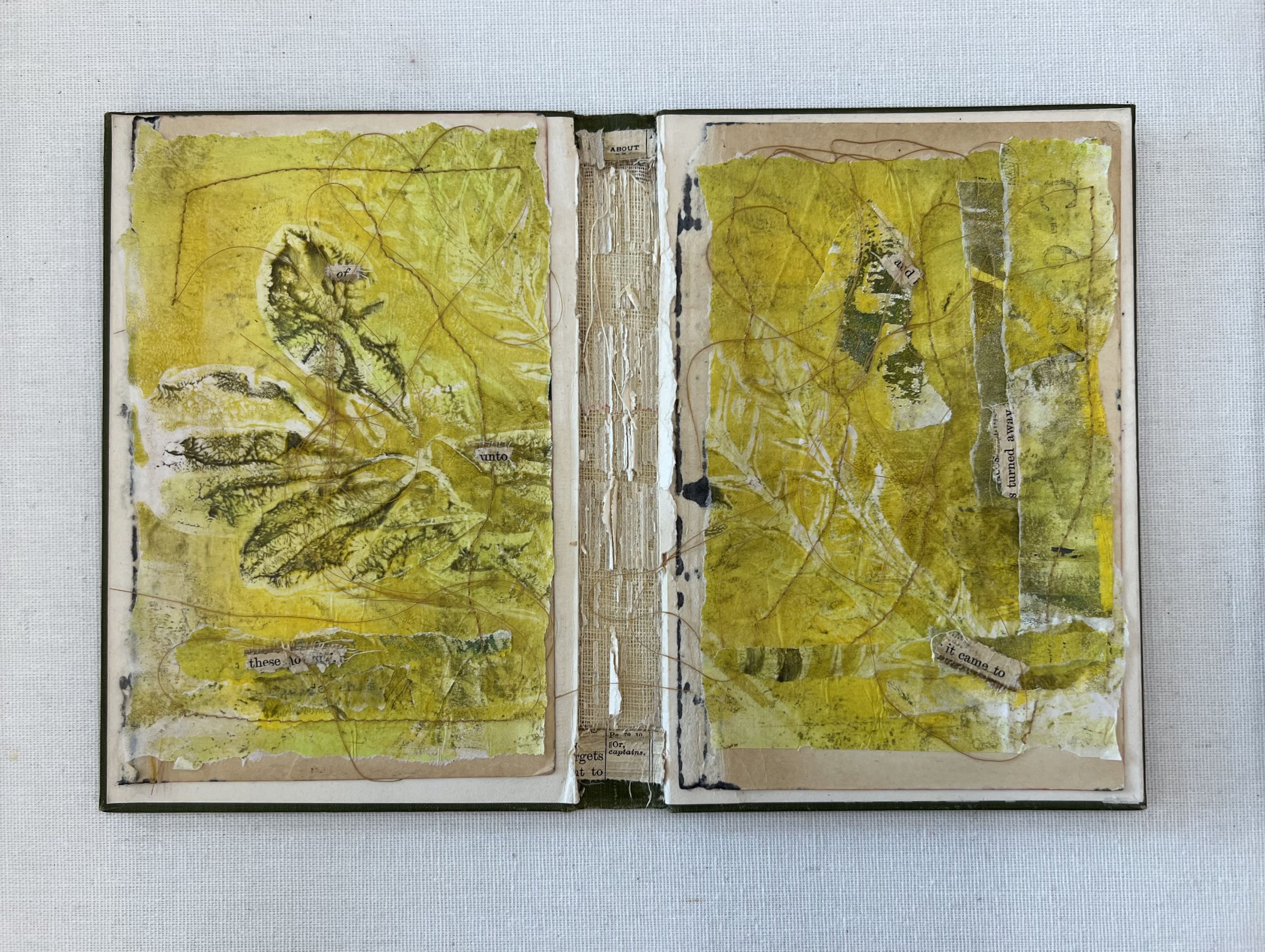 LISTEN TO THE AUDIO DESCRIPTION OF THE ARTWORK→