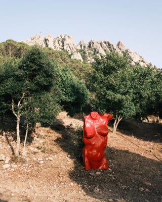 ARTSTARS 2023 in San Pantaleo, Sadinia. Sculpture "The BIG RED TOSCA", 1985 by Italian artist Gigi Rigamonti