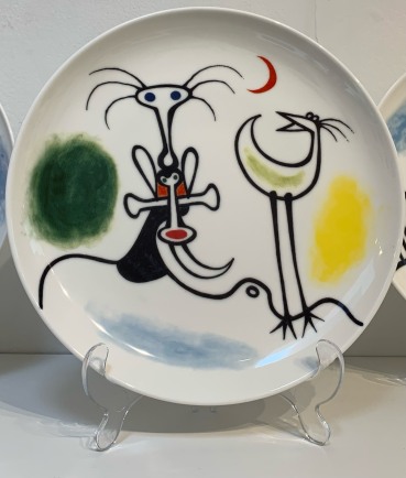 Desmond Morris  The Wattle Master, 2017  Ceramic under-glaze on bisque plate, subsequently fired  27 x 27cm  Limited edition of 30 plates  £150