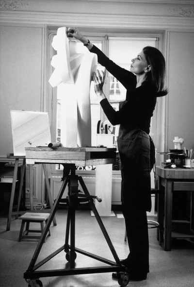 Sophia Vari, artist in her studio