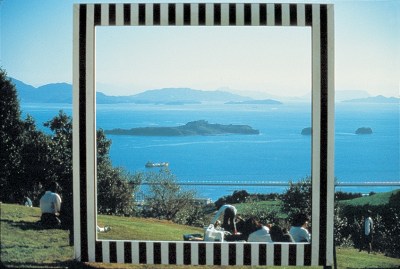 daniel buren, photo-souvenir: sha-kkei ou emprunter le paysage, 1985