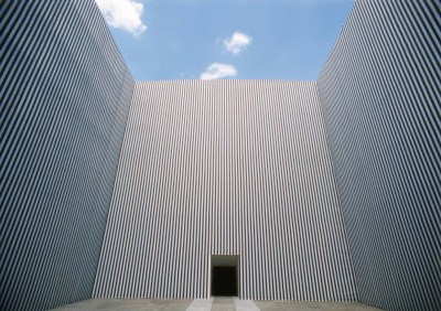 daniel buren, photo-souvenir: le cube décentré, , 1990