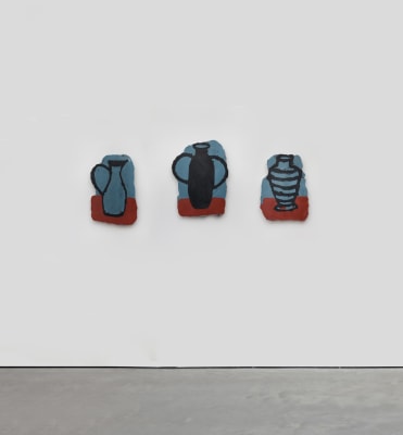 manoela medeiros, Trois vases archeologiques sur table rouge