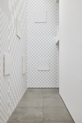 philippe decrauzat, Vista da exposição 'Logo as sombras desaparecem', Nara Roesler Rio de Janeiro, 2025