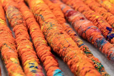 sheila hicks, talking sticks (detalhe), 2017/2018