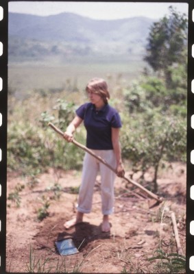 a artista brígida baltar em cena do vídeo Enterrar é Plantar, realizado por ela na década de 1990
