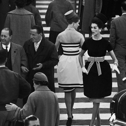 WILLIAM KLEIN - Simone + Nina, Piazza di Spagna Nr. 2, Rome (Vogue), 1960