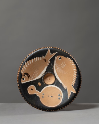 Greek red-figure fish plate, South Italy, Campania, c. 4th century BC, attributed to the Robinson Painter