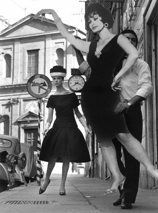 William Klein, Simone + Sophia Loren, Rome, 1960
