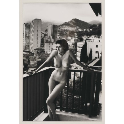 Helmut Newton, Arielle chez moi, Montecarlo (Holding Naked Bars), c. 1982