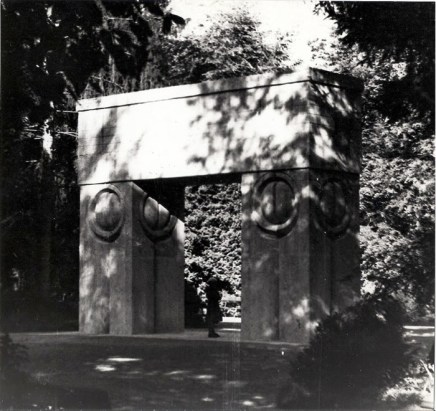 Constantin Brancusi, Gate of the Kiss (1), 1937 - 1938