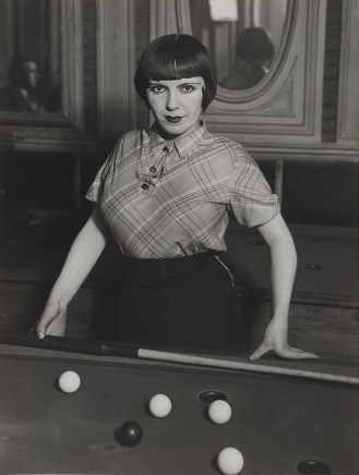 Brassaï, Fille de joie jouant au billard russe, boulevard Rochechouart, Montmartre, 1932, 1932