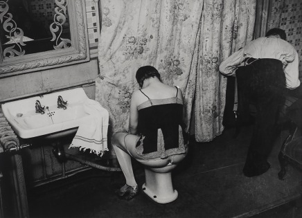 Brassaï, La toilette dans un hôtel de passe, rue Quincampoix, 1932