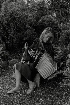 Jill Freedman, Irish Duet, Dingle Peninsula, County Kerry, Ireland, 1988