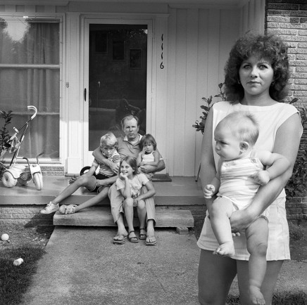 Rosalind Fox Solomon, East Ridge, Tennessee [Cindy and Ester with their children], 1984