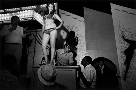 Susan Meiselas, Lena on the Bally Box, 1973