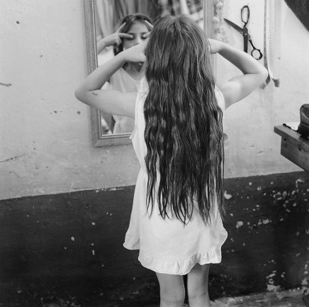 Wendy Ewald, The mirror, 1982-85