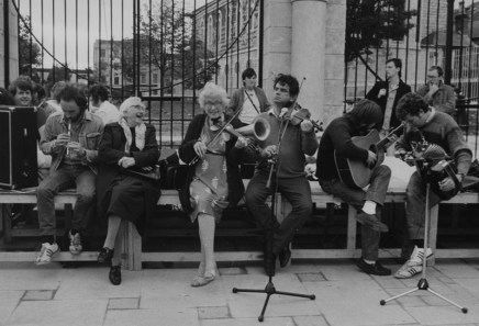 Jill Freedman, Untitled [Full band on Irish street], 1985