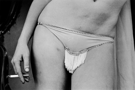 Susan Meiselas, Shortie on the Bally, 1974
