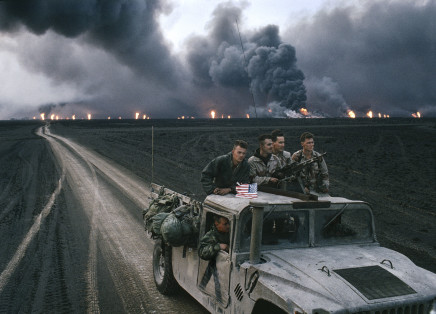 Bruno Barbey, Burgan oil fields burning, Kuwait, 1991