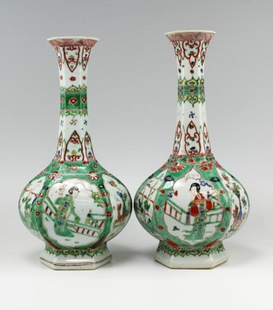 A PAIR OF CHINESE FAMILLE VERTE FACETTED BOTTLE VASES, Kangxi (1662-1722)