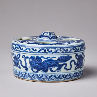 A RARE CHINESE MING BLUE AND WHITE SCHOLAR'S BRUSH STAND, Jiajing (1522-1566) / Wanli (1573-1620)