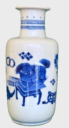 A CHINESE BLUE AND WHITE VASE, Kangxi (1662-1722)