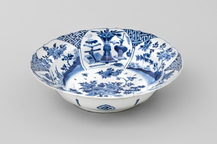 A CHINESE KANGXI BLUE AND WHITE BASIN, Kangxi (1662 – 1722)