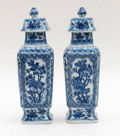 AN EXTREMELY FINE PAIR OF CHINESE BLUE AND WHITE VASES AND COVERS, Kangxi (1662 - 1722)