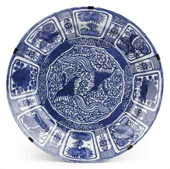 A VERY RARE AND LARGE BLUE AND WHITE KRAAK CHARGER DECORATED WITH PHOENIXES, 1610 - 1630