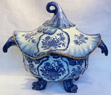 AN UNUSUAL CHINESE BLUE AND WHITE TUREEN AND COVER, Qianlong (1736 - 1795)