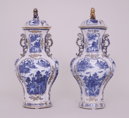 A PAIR OF CHINESE BLUE AND WHITE VASES AND COVERS, 乾隆年间 (1736 – 1795)