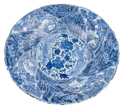 A LARGE CHINESE EXPORT BLUE AND WHITE 'PHOENIX AND MONKEY' CHARGER, Kangxi (1662 - 1722)