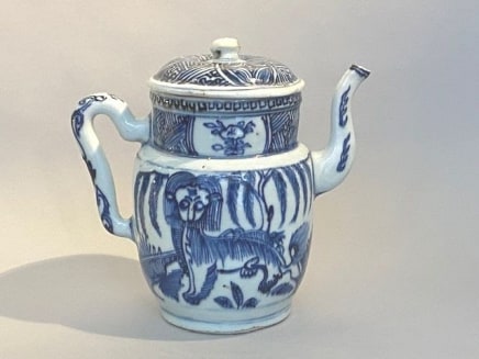 A RARE CHINESE WANLI BLUE AND WHITE EWER AND COVER, Wanli (1572 - 1620)